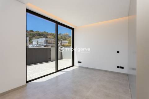 Moradia de Arquitetura Contemporânea V3 na Marina de Albufeira com Vista Mar