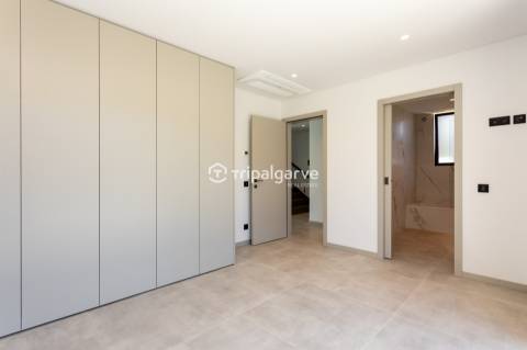 Moradia de Arquitetura Contemporânea V3 na Marina de Albufeira com Vista Mar