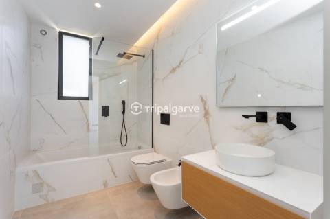 Moradia de Arquitetura Contemporânea V3 na Marina de Albufeira com Vista Mar