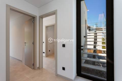 Moradia de Arquitetura Contemporânea V3 na Marina de Albufeira com Vista Mar