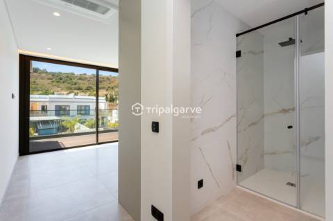 Moradia de Arquitetura Contemporânea V3 na Marina de Albufeira com Vista Mar