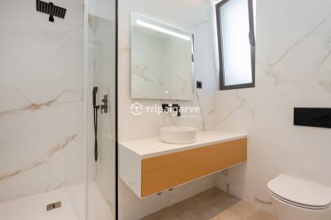 Moradia de Arquitetura Contemporânea V3 na Marina de Albufeira com Vista Mar