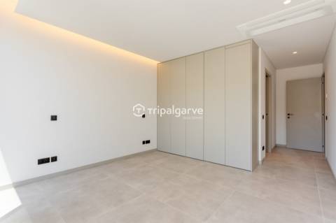 Moradia de Arquitetura Contemporânea V3 na Marina de Albufeira com Vista Mar