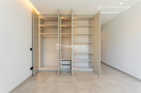 Moradia de Arquitetura Contemporânea V3 na Marina de Albufeira com Vista Mar