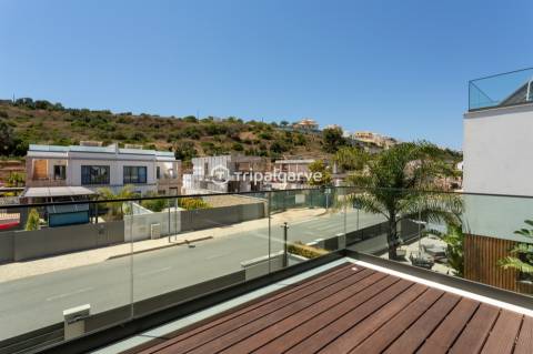 Moradia de Arquitetura Contemporânea V3 na Marina de Albufeira com Vista Mar