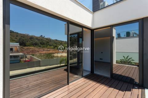 Moradia de Arquitetura Contemporânea V3 na Marina de Albufeira com Vista Mar