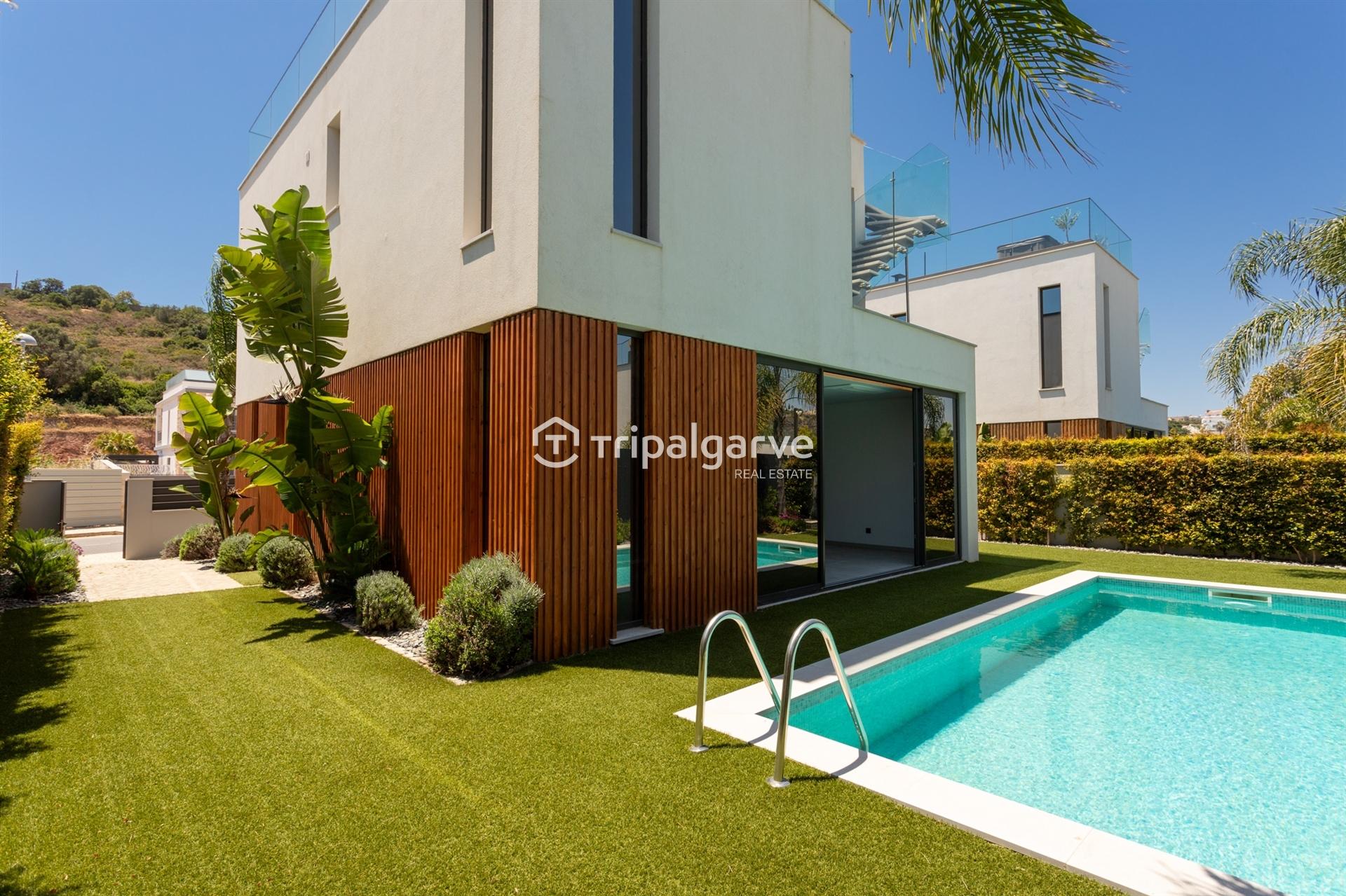 Moradia de Arquitetura Contemporânea V3 na Marina de Albufeira com Vista Mar