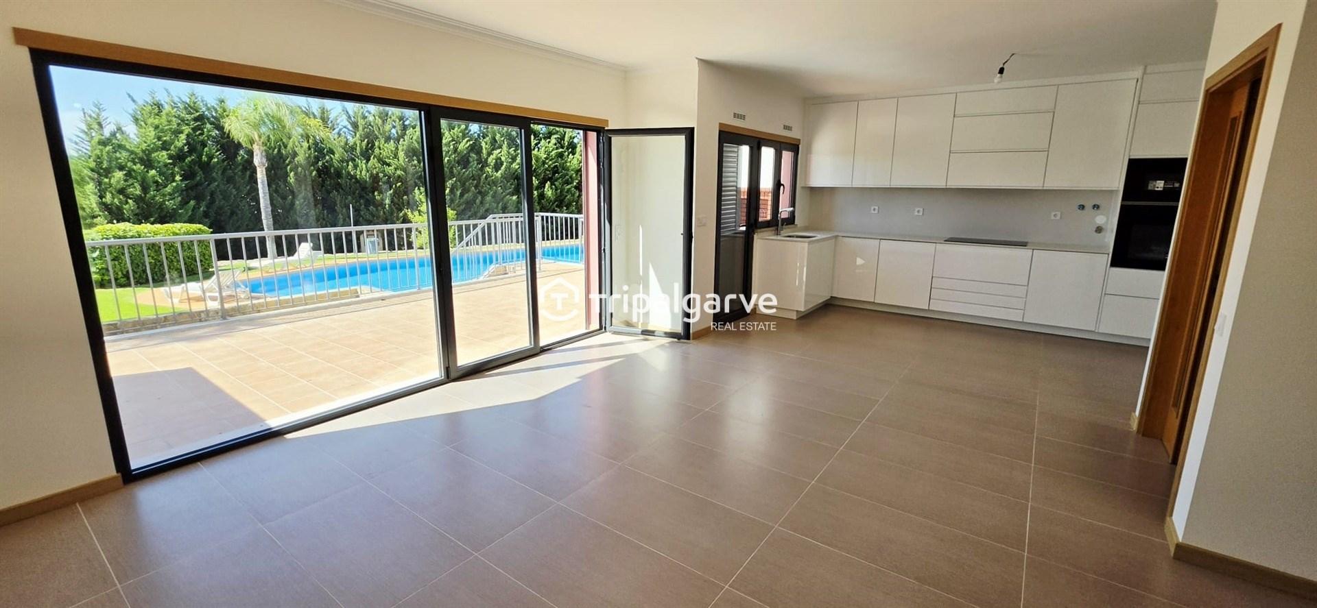 Moradia T3 em banda com piscina  e garagem na Guia