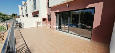 Moradia T3 em banda com piscina  e garagem na Guia