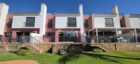 Moradia T3 em banda com piscina  e garagem na Guia