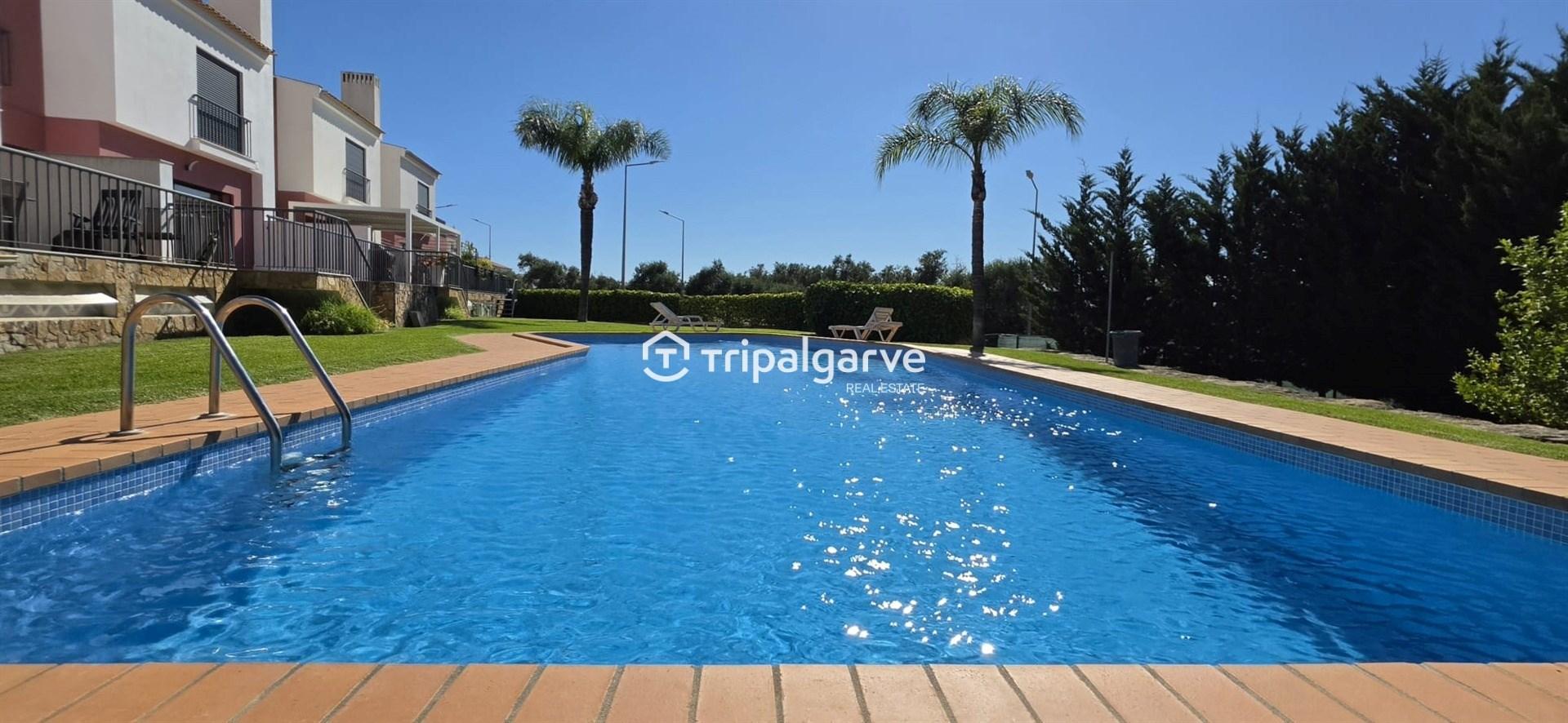 Moradia T3 em banda com piscina  e garagem na Guia