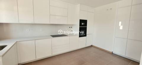 Moradia T3 em banda com piscina  e garagem na Guia