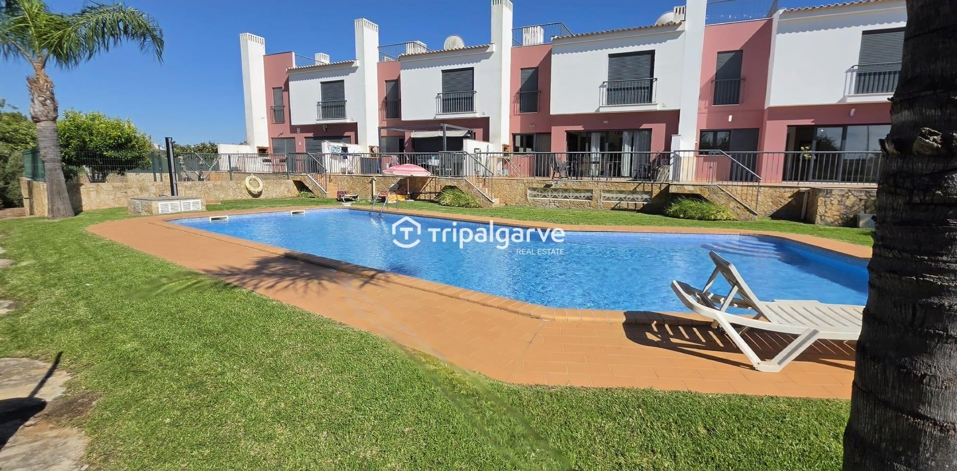 Moradia T3 em banda com piscina  e garagem na Guia