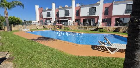 Moradia T3 em banda com piscina  e garagem na Guia