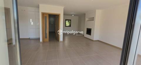 Moradia T3 em banda com piscina  e garagem na Guia