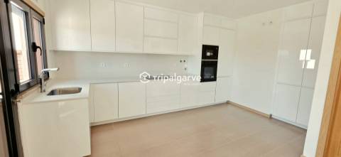 Moradia T3 em banda com piscina  e garagem na Guia