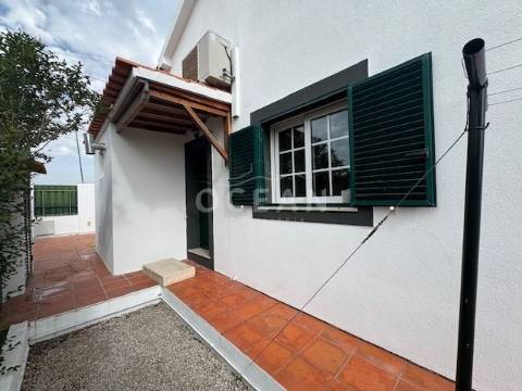 Moradia independente à venda na rua da Escola de Brejos Clérigo