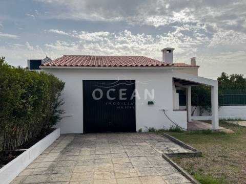 Moradia independente à venda na rua da Escola de Brejos Clérigo