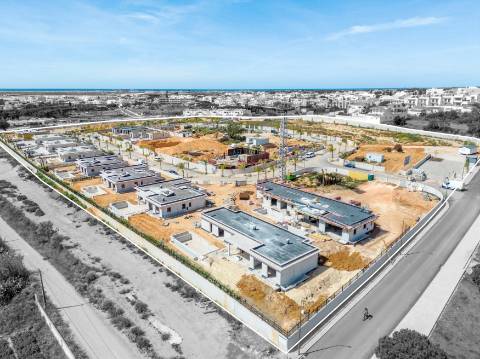 Nova moradia T5 com piscina, condomínio fechado, em Faro