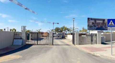 Nova moradia T3 com piscina, condomínio fechado, em Faro