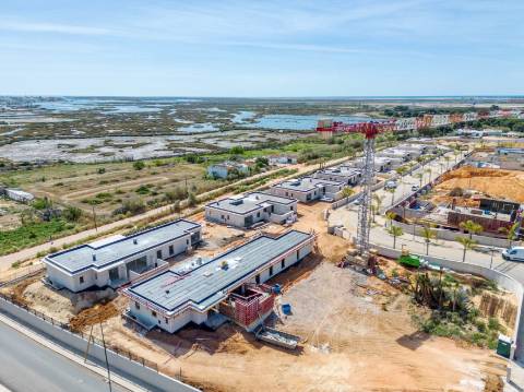 Nova moradia T3 com piscina, condomínio fechado, em Faro