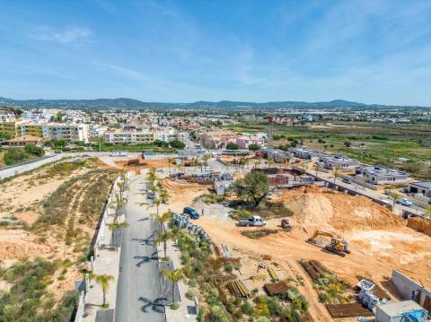 Nova moradia T3 com piscina, condomínio fechado, em Faro