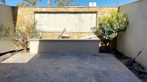 Nova moradia T3 com piscina, condomínio fechado, em Faro