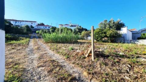 Terreno de 2455m2 com PIP para construção de prédio com 4 apartamentos e piscina, em Sobralinho, Alverca