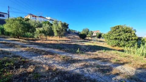 Terreno de 2455m2 com PIP para construção de prédio com 4 apartamentos e piscina, em Sobralinho, Alverca