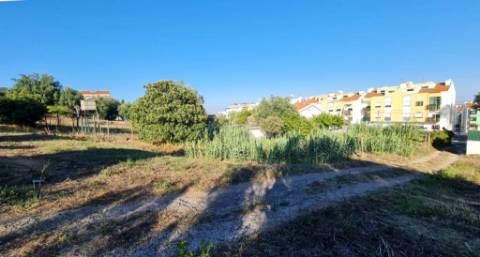 Terreno de 2455m2 com PIP para construção de prédio com 4 apartamentos e piscina, em Sobralinho, Alverca