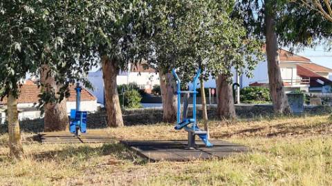 Terreno de 2455m2 com PIP para construção de prédio com 4 apartamentos e piscina, em Sobralinho, Alverca