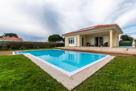 Moradias térreas T3 e T1, piscina, lote 5.250m2, Meco, Sesimbra