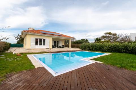 Moradias térreas T3 e T1, piscina, lote 5.250m2, Meco, Sesimbra