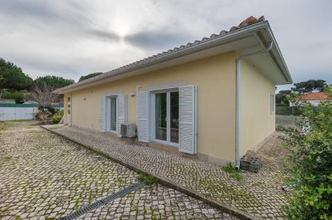 Moradias térreas T3 e T1, piscina, lote 5.250m2, Meco, Sesimbra