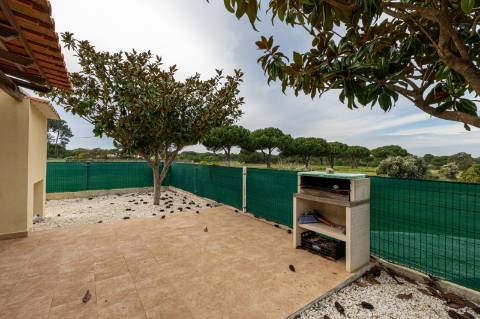 Moradias térreas T3 e T1, piscina, lote 5.250m2, Meco, Sesimbra