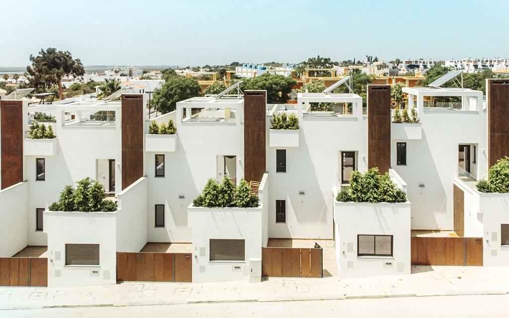 Nova moradia T3 com amplos terraços e piscina privada, na Fuseta, Algarve