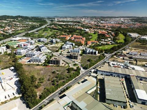 Lote de terreno para construção com 14.885m2, frente estrada principal, na Quinta da Beloura, Sintra