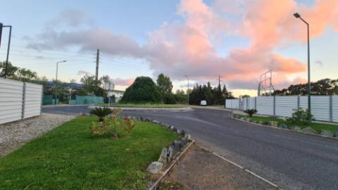 Lote de terreno para construção com 14.885m2, frente estrada principal, na Quinta da Beloura, Sintra