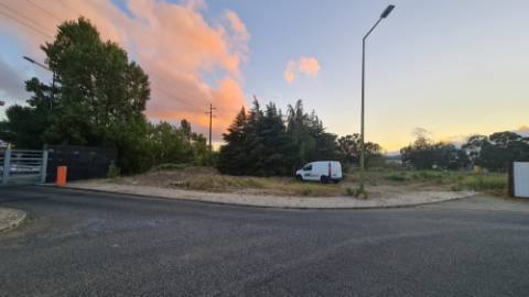 Lote de terreno para construção com 14.885m2, frente estrada principal, na Quinta da Beloura, Sintra