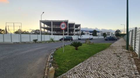 Lote de terreno para construção com 5932m2, frente estrada principal, na Quinta da Beloura, Sintra