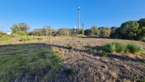 Lote de terreno para construção com 5932m2, frente estrada principal, na Quinta da Beloura, Sintra