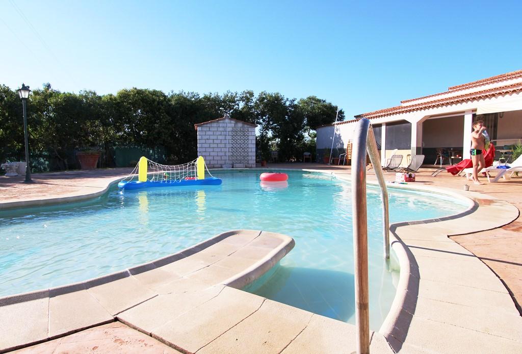 Quinta com moradia térrea T4, piscina com jardim, garagem e vinhas, em Campo Maior