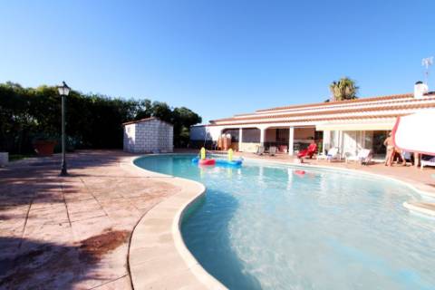 Quinta com moradia térrea T4, piscina com jardim, garagem e vinhas, em Campo Maior