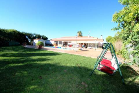 Quinta com moradia térrea T4, piscina com jardim, garagem e vinhas, em Campo Maior