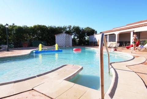 Quinta com moradia térrea T4, piscina com jardim, garagem e vinhas, em Campo Maior