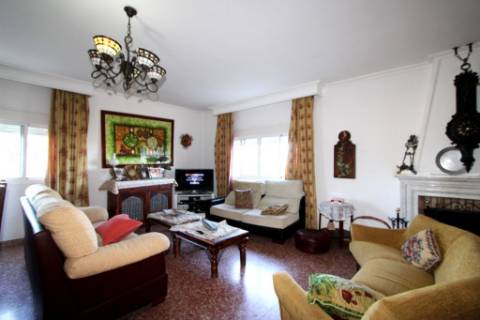 Quinta com moradia térrea T4, piscina com jardim, garagem e vinhas, em Campo Maior