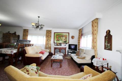 Quinta com moradia térrea T4, piscina com jardim, garagem e vinhas, em Campo Maior