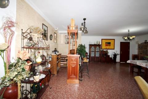 Quinta com moradia térrea T4, piscina com jardim, garagem e vinhas, em Campo Maior
