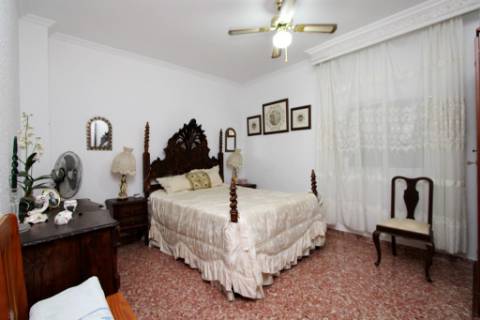 Quinta com moradia térrea T4, piscina com jardim, garagem e vinhas, em Campo Maior