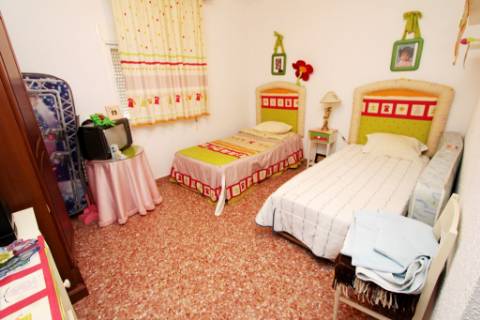Quinta com moradia térrea T4, piscina com jardim, garagem e vinhas, em Campo Maior